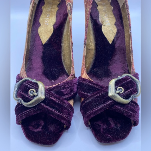 Nine West velvet & brocade heels. Burgundy & gold w/ bronze buckle. Size 7. - Picture 12 of 12